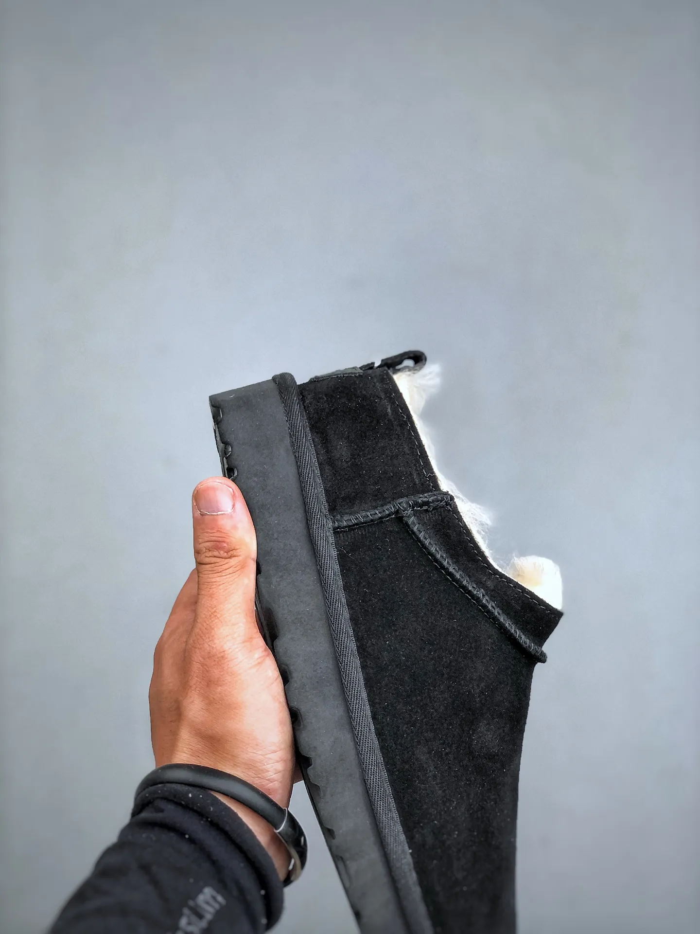 Local self-pickup💰520 supports store placement. The top version of ugg on the market. 25 new models. UGG Elea Slip-On. Thin and light slip-on. Home, office, air-conditioned room. Easy to match, super fashionable and long-leg welfare model. Produced by a large foreign trade factory in Guangzhou. Toe to insole. Genuine sheep fur integrated. Independent outer box packaging. Chip with waterproof technology. Different from any version on the market. Independently developed original outsole and cashmere insole to keep you warm in winter and suitable for home use. In recent years, uug has launched a style series that is partially geared towards the preferences of young consumers and has also moved to the forefront of fashion trends. Shoe body material Water-repellent coated suede upper 17 mm UGGPURE™ implanted wool insole Lightweight non-slip and comfortable rubber outsole With brand LOGO trademark Comes with a full set of packaging Size: 35-40